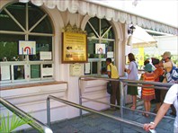 Кей покупает входные билеты в Королевский дворец.